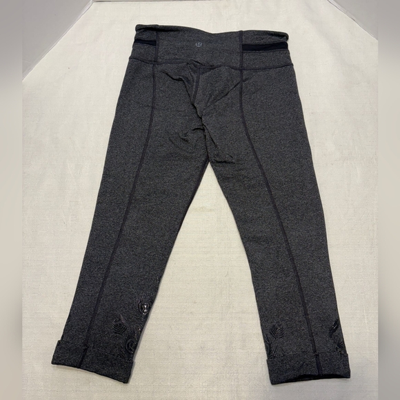 Lululemon Athletica Acro Crop, Embossed Logo , Size -+- 6 - Picture 3 of 9